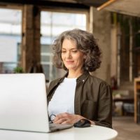 portrait-woman-with-laptop-working-650x434 Women on laptop